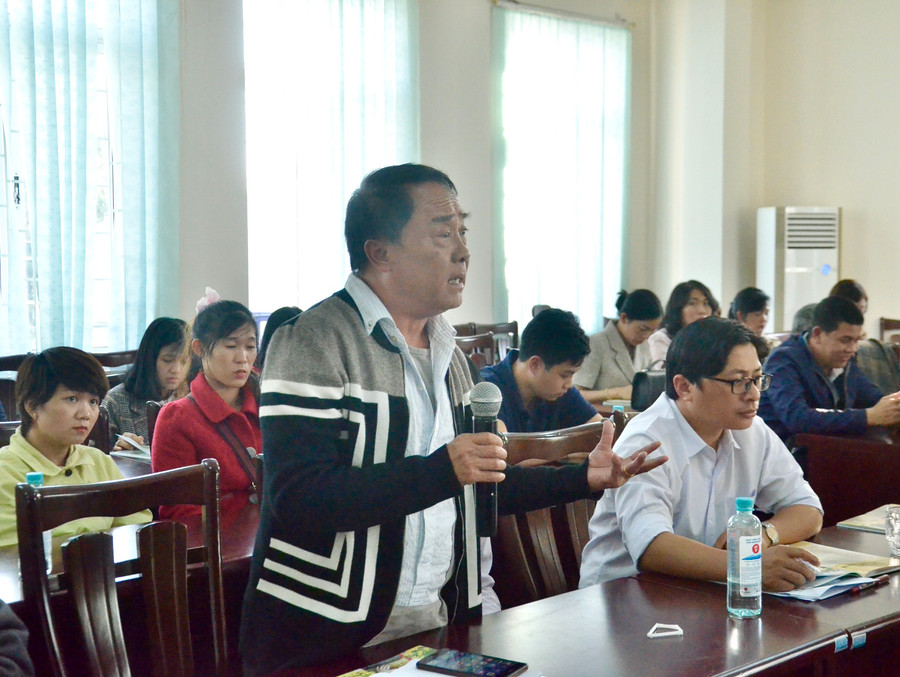 Nhiếp ảnh gia Hồ Anh Tiến phát biểu tại hội nghị cộng tác viên năm 2021 của Báo Gia Lai. Ảnh: Phương Vi