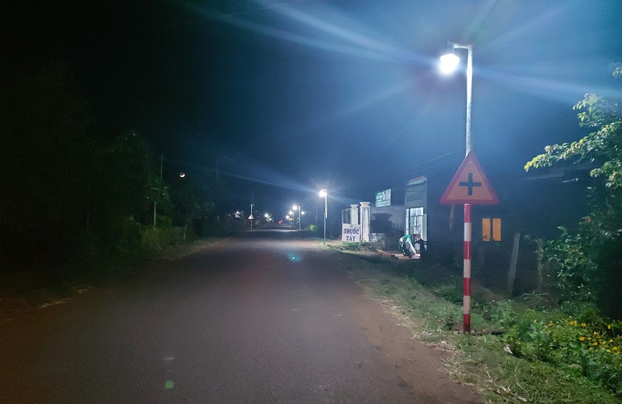 Mô hình “Thắp sáng đường làng” tại làng Thơ Ga A (xã Chư Don, huyện Chư Pưh). Ảnh: Hà Phương