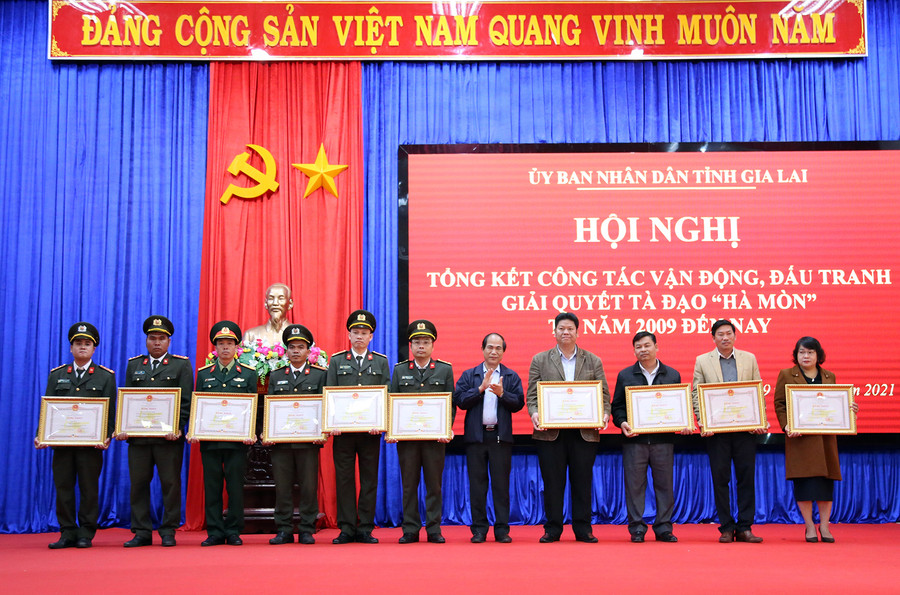 Đồng chí Võ Ngọc Thành-Phó Bí thư Tỉnh ủy, Chủ tịch UBND tỉnh tặng bằng khen cho các cá nhân có thành tích xuất sắc trong tổng kết công tác đấu tranh, giải quyết tà đạo “Hà Mòn” trên địa bàn tỉnh Gia Lai từ năm 2009 đến năm 2020. Ảnh: Lê Ánh