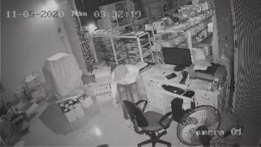 Ảnh trích xuất từ camera tại gia đình anh Hồ Văn Quỳnh (thôn 2, xã Kim Tân) ghi lại hình ảnh đối tượng cầm dao đột nhập vào nhà.