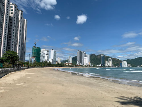 TP Nha Trang (tỉnh Khánh Hòa) từng là TP biển tấp nập khách du lịch, nay lại vắng vẻ, đìu hiu. Ảnh: KỲ NAM