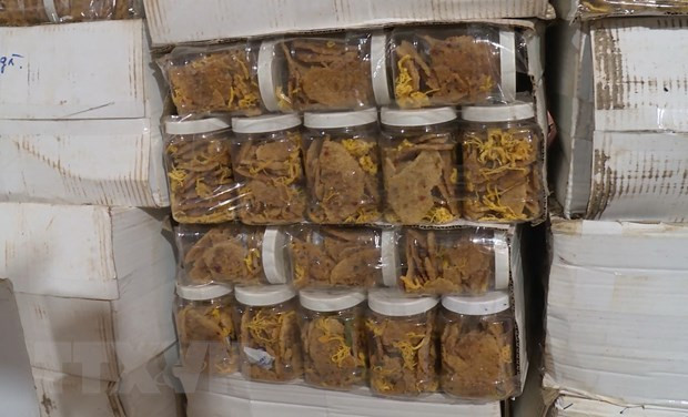  Số hàng hóa là đồ ăn vặt không rõ nguồn gốc được phát hiện tại các kho hàng ở Bình Phước. (Ảnh: TTXVN phát)