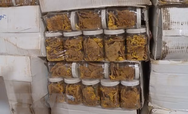  Số hàng hóa là đồ ăn vặt không rõ nguồn gốc được phát hiện tại các kho hàng ở Bình Phước. (Ảnh: TTXVN phát)
