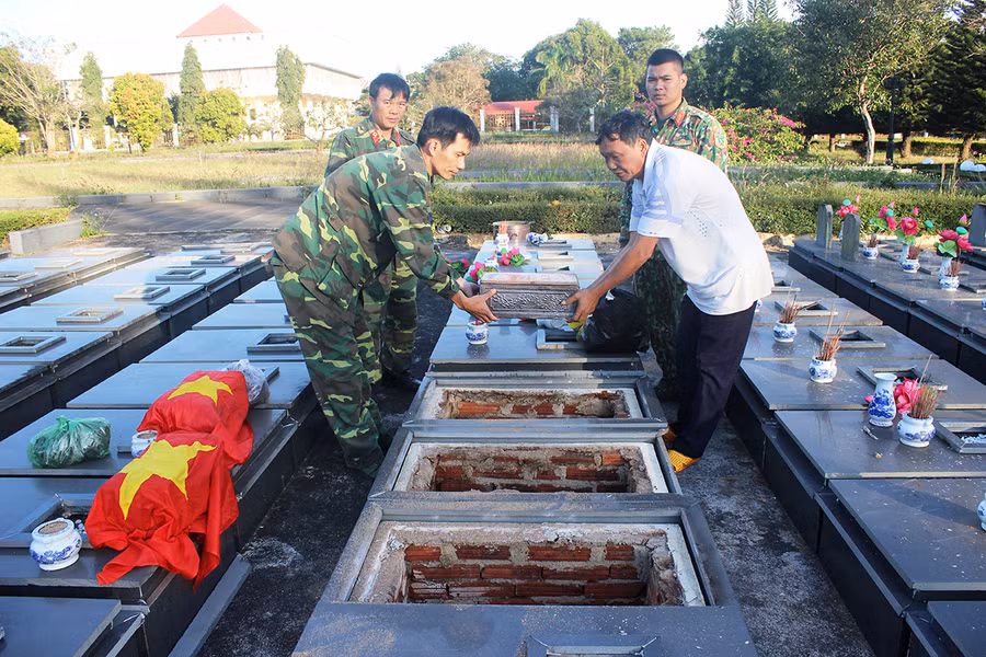 Đội quy tập an táng hài cốt liệt sĩ Quân đoàn 3, bàn giao hài cốt liệt sĩ cho Nghĩa trang liệt sĩ tỉnh. Ảnh: Vĩnh Hoàng