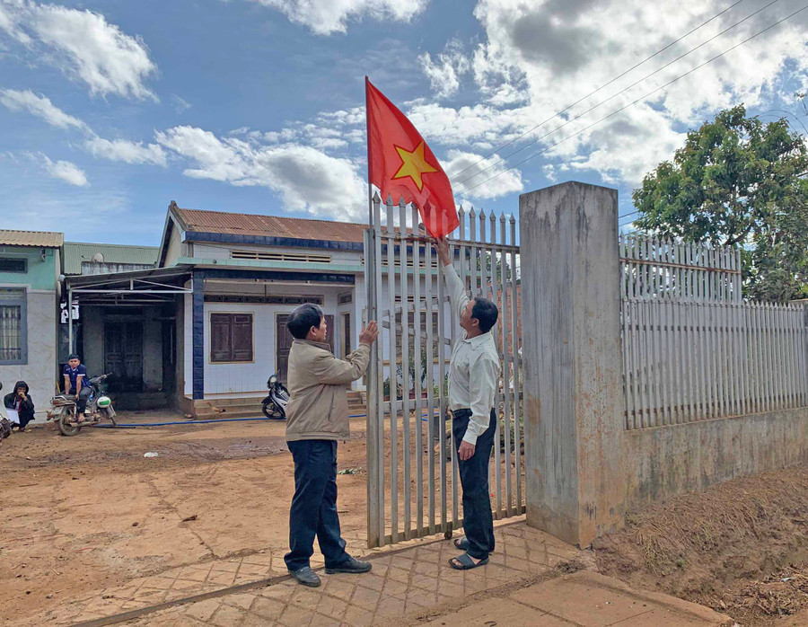 21-1 Người dân làng Mơ Nú treo cờ Tổ quốc đón chào Đại hội đại biểu toàn quốc lần thứ XIII của Đảng-ảnh P.V