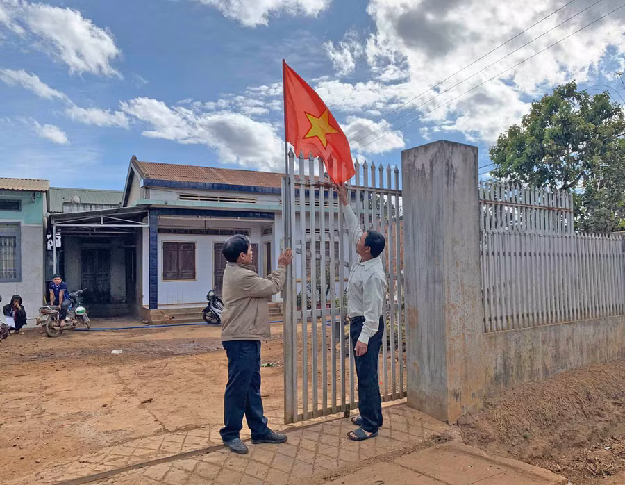 21-1 Người dân làng Mơ Nú treo cờ Tổ quốc đón chào Đại hội đại biểu toàn quốc lần thứ XIII của Đảng-ảnh P.V