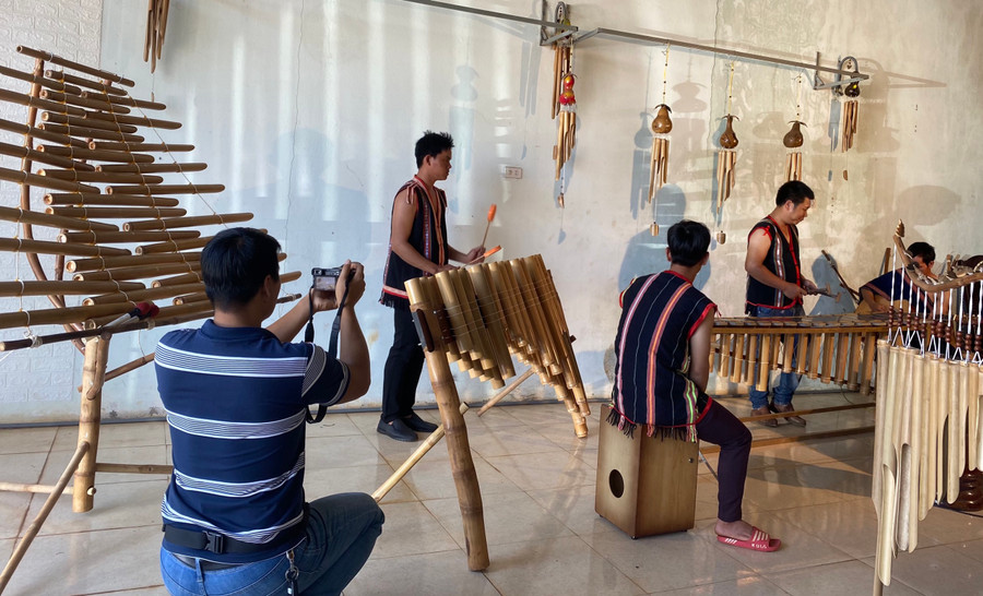 Ekip của Đài Tiếng nói Việt Nam thực hiện cảnh quay giới thiệu nhạc cụ dân tộc Gia Lai. Ảnh: Bùi Hương Thảo