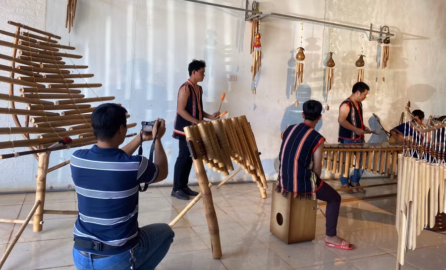 Ekip của Đài Tiếng nói Việt Nam thực hiện cảnh quay giới thiệu nhạc cụ dân tộc Gia Lai. Ảnh: Bùi Hương Thảo