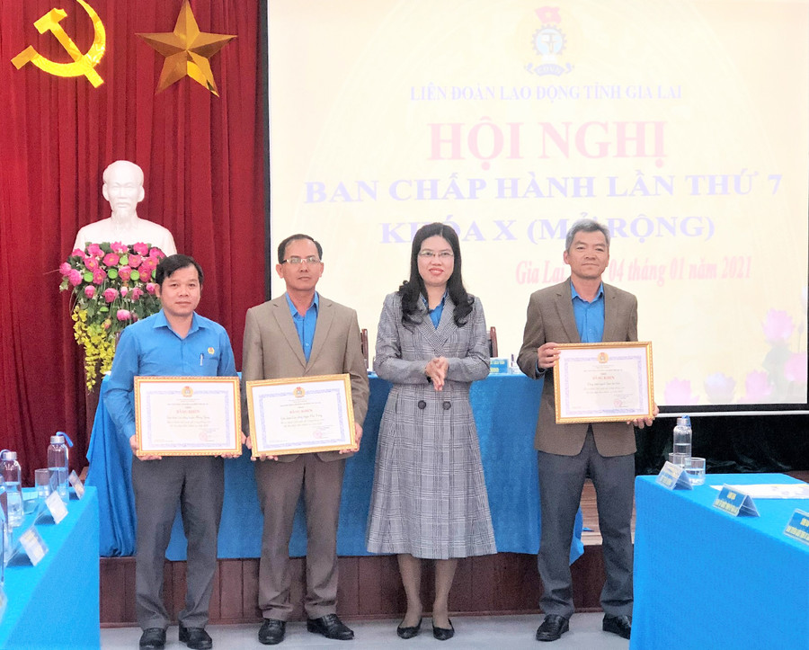 LĐLĐ tỉnh tặng bằng khen cho tập thể, cá nhân đạt thành tích xuất sắc năm 2020. Ảnh: Đinh Yến LĐLĐ tỉnh tặng bằng khen cho tập thể, cá nhân đạt thành tích xuất sắc năm 2020. Ảnh: Đinh Yến