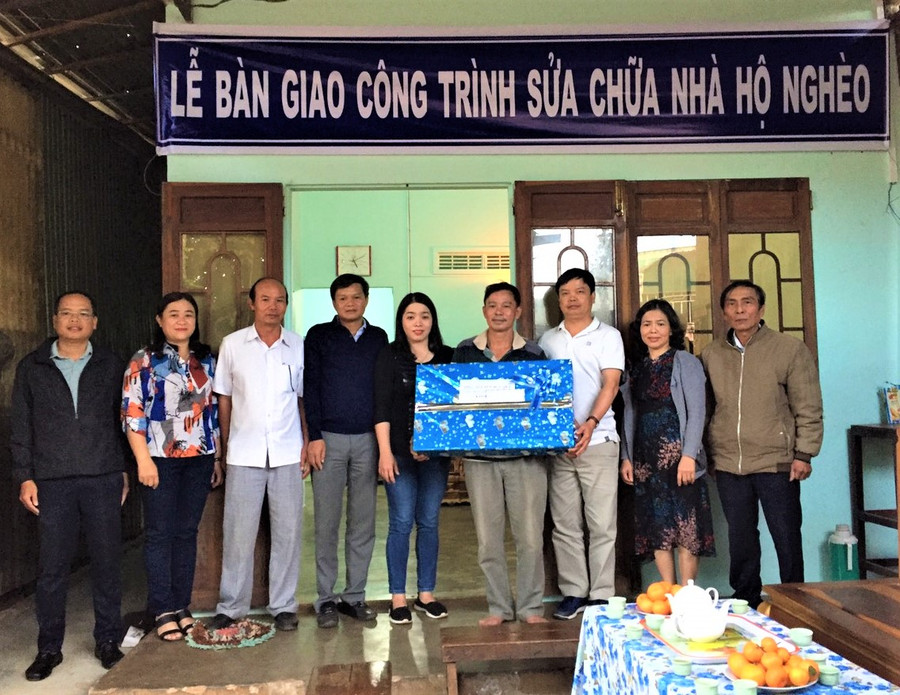 Lãnh đạo TP. Pleiku bàn giao căn nhà vừa được sửa chữa cho gia đình anh Lê Văn Được (tổ 1, phường Trà Bá). Ảnh: Đinh Yến