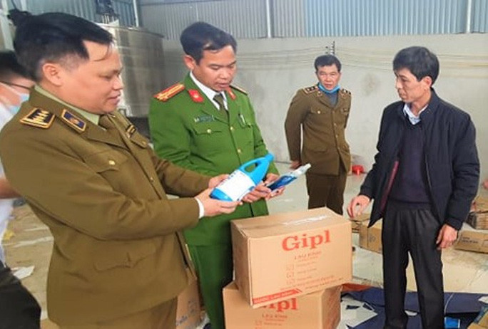 Ông Nguyễn Văn Hùng, Quyền Cục trưởng Cục Quản lý thị trường Thanh Hóa, đã tới hiện trường chỉ đạo đơn vị cấp dưới phối hợp Công an huyện Như Thanh làm rõ cơ sở sản xuất hàng giả trái quy định