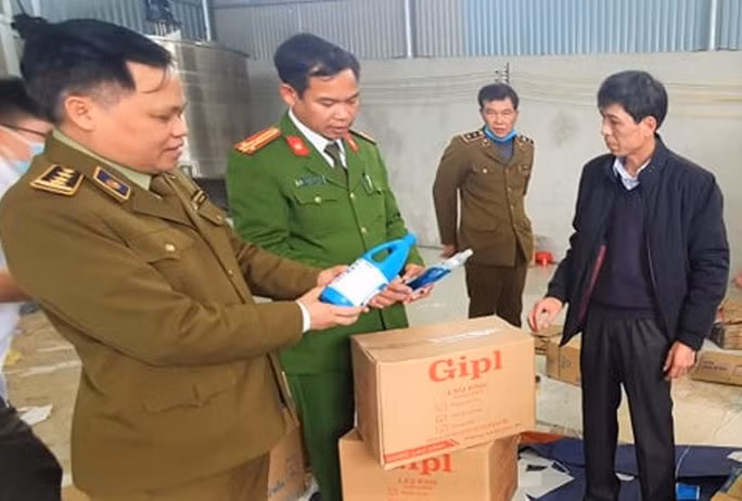 Ông Nguyễn Văn Hùng, Quyền Cục trưởng Cục Quản lý thị trường Thanh Hóa, đã tới hiện trường chỉ đạo đơn vị cấp dưới phối hợp Công an huyện Như Thanh làm rõ cơ sở sản xuất hàng giả trái quy định
