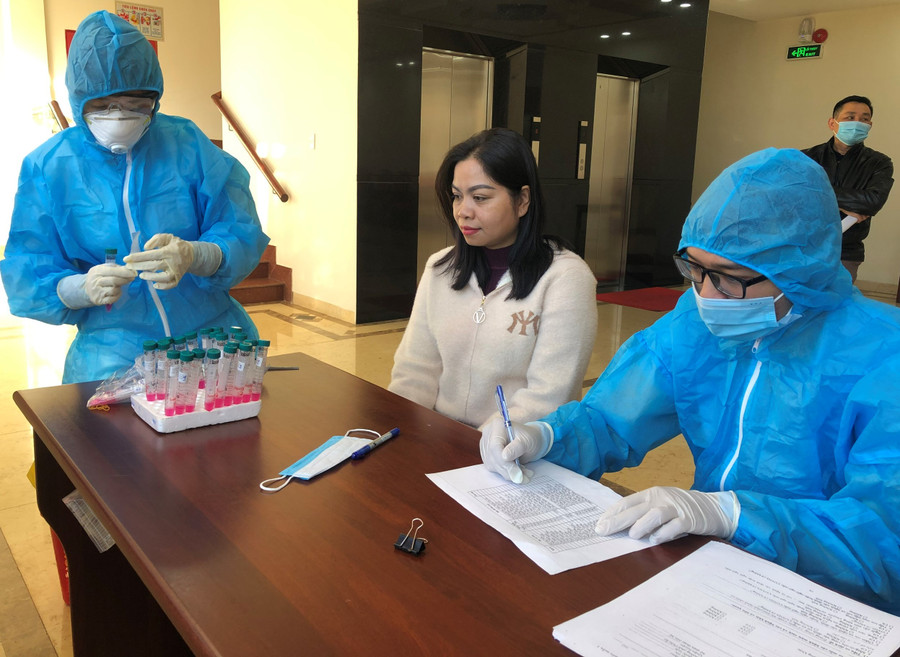 các đại biểu dự Đại hội thực hiện việc lấy mẫu xét nghiệm Covid-19