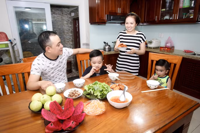 Hoạt động thể chất thường xuyên kết hợp với chế độ ăn uống lành mạnh sẽ là chìa khóa của hạnh phúc và sức khỏe (ảnh chỉ mang tính minh họa) Ảnh: HOÀNG TRIỀU