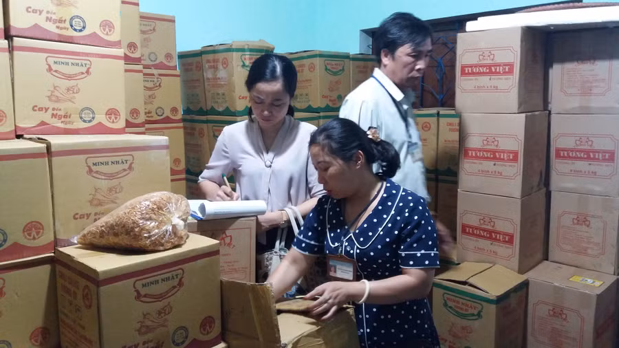 Đoàn kiểm tra liên ngành về ATTP tỉnh kiểm tra đột xuất các cơ sở kinh doanh thực phẩm phục vụ Tết Nguyên đán 2021. Ảnh: Như Ý