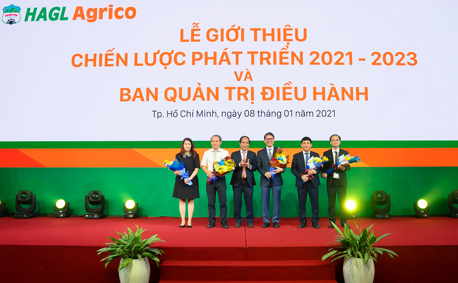 Ông Võ Ngọc Thành-Phó Bí thư Tỉnh ủy, Chủ tịch UBND tỉnh Gia Lai tặng hoa, chúc mừng HĐQT mới của HAGL Agrico. Ảnh: Lê Kiến