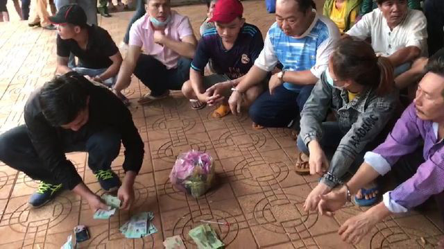 Hàng trăm triệu đồng bị phát hiện trên chiếu bạc. Ảnh: V.T  Hàng trăm triệu đồng bị phát hiện trên chiếu bạc. Ảnh: V.T