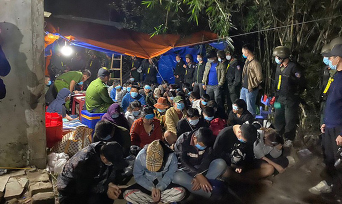 Ổ cờ bạc 'khủng' ở xã Phước Thuận, huyện Tuy Phước, tỉnh Bình Định bị triệt phá. Ổ cờ bạc 'khủng' ở xã Phước Thuận, huyện Tuy Phước, tỉnh Bình Định bị triệt phá.
