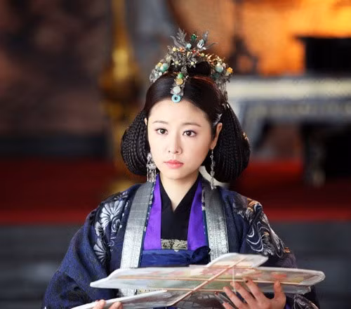 Lâm Tâm Như nổi lên với vai diễn Hạ Tử Vy trong phim truyền hình ăn khách “Hoàn châu cách cách” của nữ văn sĩ Quỳnh Dao, cô nổi tiếng khắp châu Á. Những bộ phim cổ trang mà Lâm Tâm Như góp mặt như: Mã Phức Nhã (Khuynh thế hoàng phi), Hạ Vũ Hà (Tân Công chúa Hoàn Châu), Hạ Tử Vy (Công chúa Hoàn Châu),...Nhân vật trong phim “Khuynh thế hoàng phi” được các fan bình chọn là đẹp nhất trong số những vai diễn cổ trang của nữ diễn viên Hoa ngữ Lâm Tâm Như. Ảnh: Xinhua.