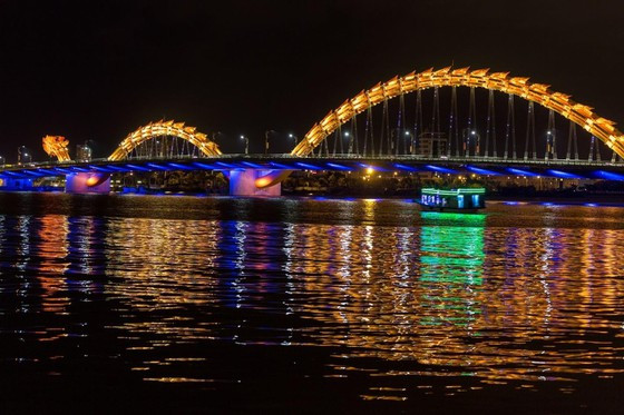 Loanh quanh dạo phố, ngắm cầu, ngắm sông, … là “đặc sản” của du lịch đêm Đà Nẵng (Ảnh: shutterstock)