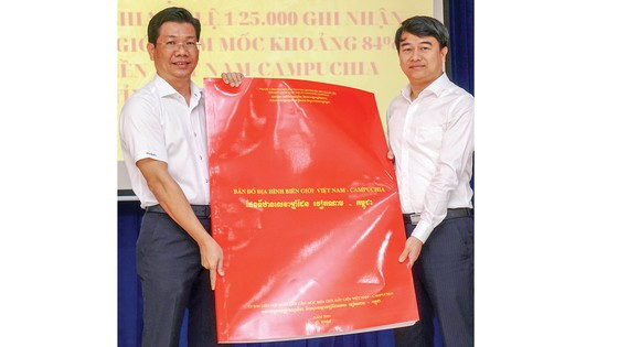 Đại diện Bộ Ngoại giao (trái) bàn giao bản đồ địa hình biên giới cho UBND tỉnh Tây Ninh Đại diện Bộ Ngoại giao (trái) bàn giao bản đồ địa hình biên giới cho UBND tỉnh Tây Ninh