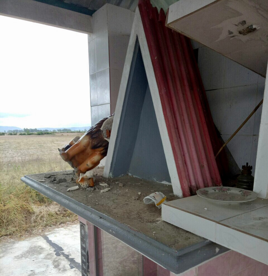 Một ngôi mộ bị đập phá. Ảnh: Nguyễn Sang Phần mộ bị đập phá. Ảnh: Nguyễn Sang