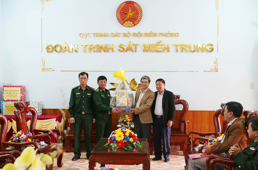 Trưởng ban Tổ chức Tỉnh ủy Huỳnh Quang Thái tặng quà và chúc mừng năm mới Đoàn Trinh sát miền Trung. Ảnh: Quang Tấn 1 Trưởng ban Tổ chức Tỉnh ủy Huỳnh Quang Thái tặng quà và chúc mừng năm mới Đoàn trinh sát miền Trung
