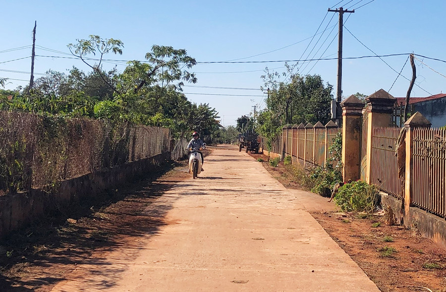 Tuyến đường 2.300 m hoàn thành góp phần thay đổi diện mạo làng Phăm Kleo-Ngol. Ảnh: Anh Huy Tuyến đường 2.300 mét hoàn thành góp phần thay đổi diện mao5 làng Phăm Kleo-Ngol. Ảnh: Anh Huy