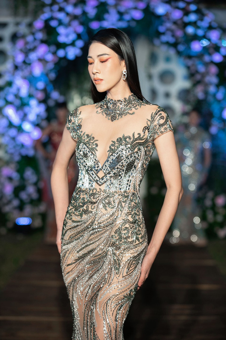 Ngoài ra, còn có sự góp mặt của một số người mẫu có tiếng trong làng thời trang.