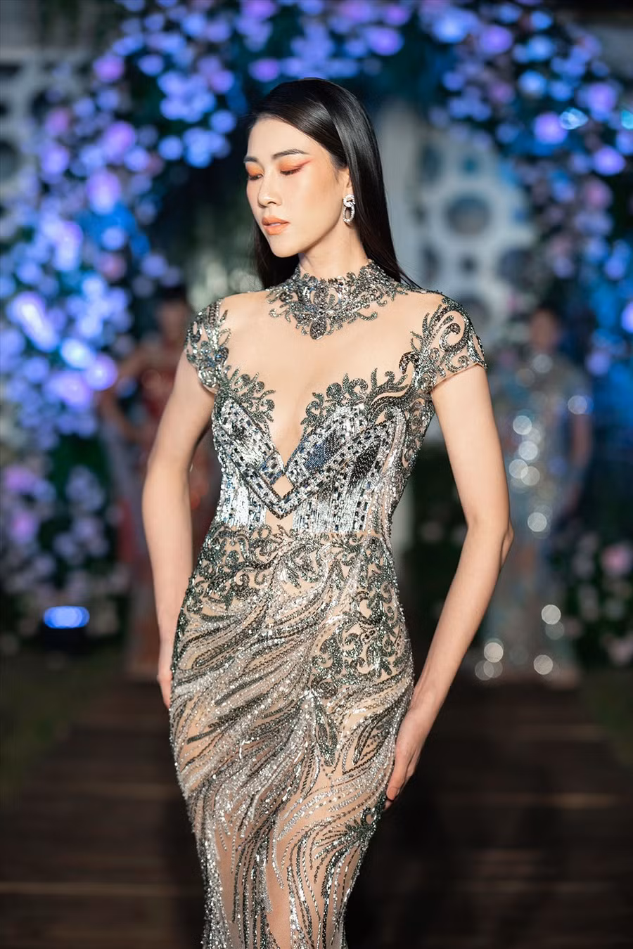 Ngoài ra, còn có sự góp mặt của một số người mẫu có tiếng trong làng thời trang.