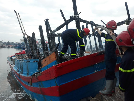 Lực lượng chức năng tiến hành khống chế đám cháy Lực lượng chức năng tiến hành khống chế đám cháy