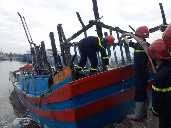 Lực lượng chức năng tiến hành khống chế đám cháy