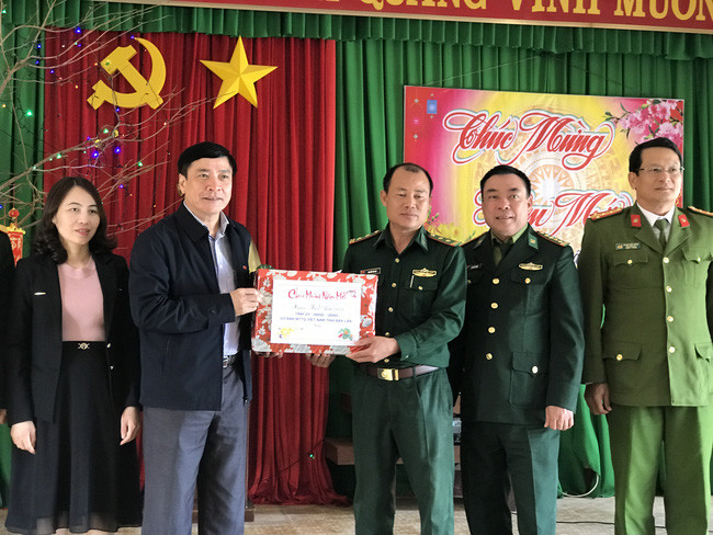Thay mặt lãnh đạo tỉnh, Bí thư Tỉnh ủy Đắk Lắk tặng quà cho cán bộ, chiến sĩ các đồn biên phòng.