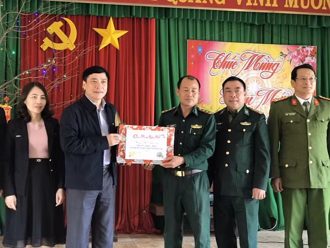Thay mặt lãnh đạo tỉnh, Bí thư Tỉnh ủy Đắk Lắk tặng quà cho cán bộ, chiến sĩ các đồn biên phòng.