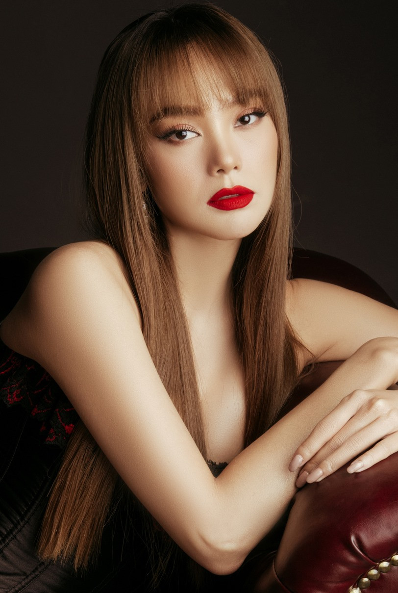 Trái với vẻ thanh lịch của Diệu Nhi, trong trang phục gợi cảm cùng son môi đỏ, nụ cười có phần khiêu khích, Minh Hằng hớp hồn khán giả bằng vẻ ngoài quyến rũ. Ảnh: NSCC.