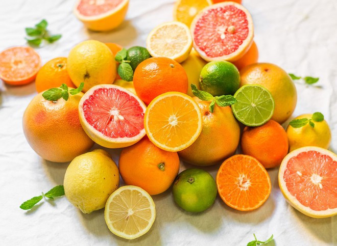Trái cây họ cam quýt chứa nhiều vitamin C. Ảnh: SHUTTERSTOCK Trái cây họ cam quýt chứa nhiều vitamin C. Ảnh: SHUTTERSTOCK