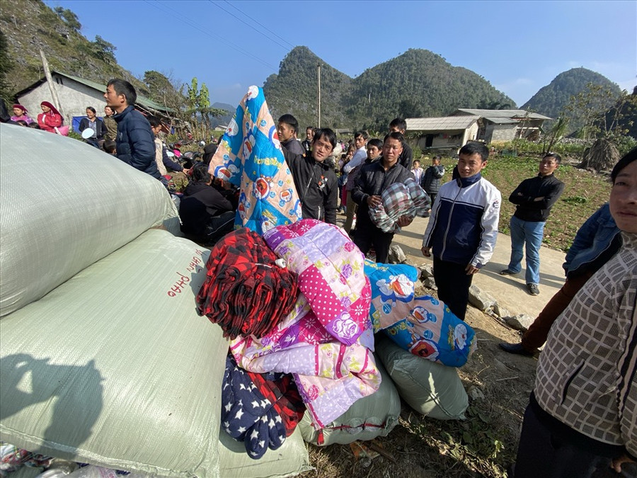 Hàng hóa các tổ chức thiện nguyện tặng đồng bào vùng cao thường là áo quần, vật phẩm chống rét (ảnh T.H) Hàng hóa các tổ chức thiện nguyện tặng đồng bào vùng cao thường là áo quần, vật phẩm chống rét (ảnh T.H)