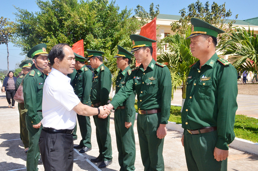 Chủ tich UBND tỉnh thăm hỏi các cán bộ chiến sĩ Tiểu đoàn Huấn luyện Cơ động. Ảnh: Vĩnh Hoàng