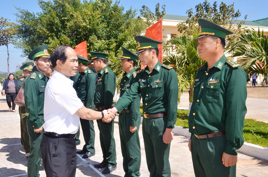 Chủ tich UBND tỉnh thăm hỏi các cán bộ chiến sĩ Tiểu đoàn Huấn luyện Cơ động. Ảnh: Vĩnh Hoàng