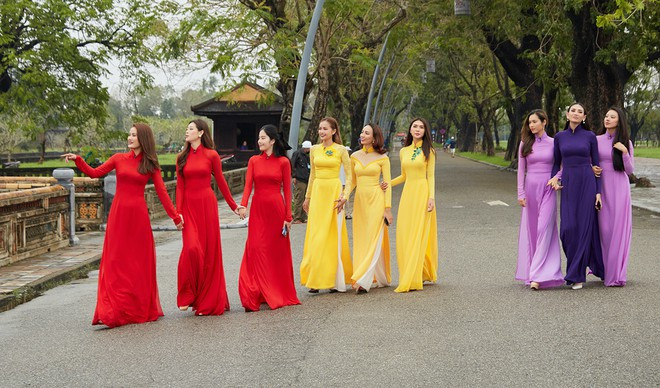 Ngoài loạt ảnh thời trang, những người đẹp còn khoe sắc với trang phục áo dài truyền thống và cùng nhau khám phá cố đô Huế ẢNH: BTC Ngoài loạt ảnh thời trang, những người đẹp còn khoe sắc với trang phục áo dài truyền thống và cùng nhau khám phá cố đô Huế ẢNH: BTC