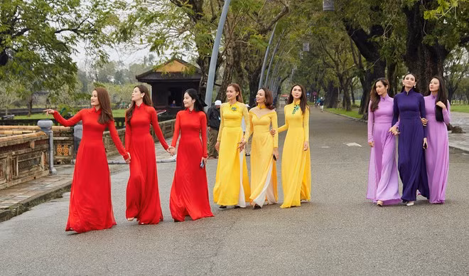Ngoài loạt ảnh thời trang, những người đẹp còn khoe sắc với trang phục áo dài truyền thống và cùng nhau khám phá cố đô Huế ẢNH: BTC