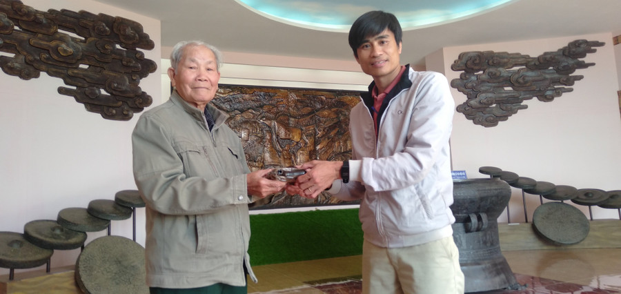  Nhân viên Bảo tàng tỉnh nhận hiện vật do ông Huỳnh Được hiến tặng. Ảnh: Nguyễn An