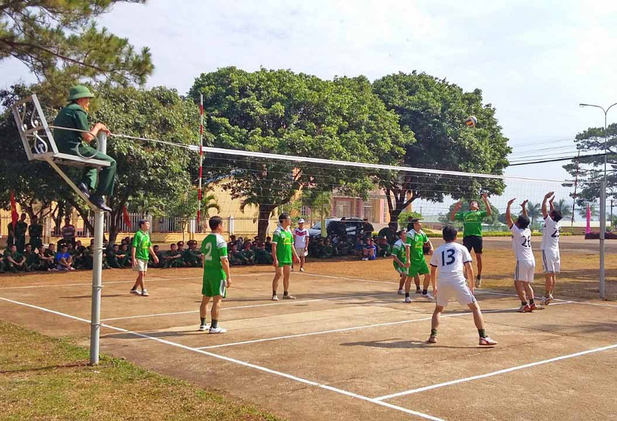 Cán bộ, chiến sĩ Sư đoàn 320 (Quân đoàn 3) đánh bóng chuyền sau giờ huấn luyện. Ảnh: Thiên Di