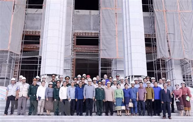 Phó Thủ tướng, Chủ tịch Ủy ban Hợp tác Lào-Việt Nam Sonexay Siphandone tới thăm và kiểm tra công trình tòa Nhà Quốc hội Lào, quà tặng của nhân dân Việt Nam dành cho nhân dân Lào. (Ảnh: Phạm Kiên/TTXVN)