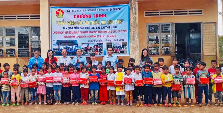 Hội đồng Đội huyện Chư Păh tặng quà cho các em thiếu nhi khó khăn của Trường Tiểu học Ia Ka điểm trường làng Bui.