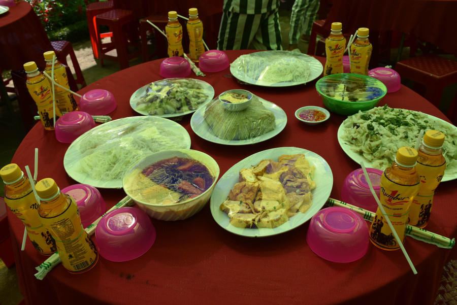 Mâm cơm tất niên trong trại giam vẫn đầy đủ hương vị Tết, với bánh chưng, thịt đông, rau xanh, dưa hành... Tất cả đều do bàn tay các phạm nhân chế biến với nhiều nguyên liệu thực phẩm có sẵn trong trại. (ảnh 4)