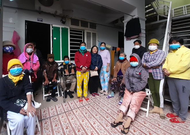 Cùng trở về xóm chạy thận sau nhiều giờ lọc máu ở bệnh viện ẢNH: AN DY