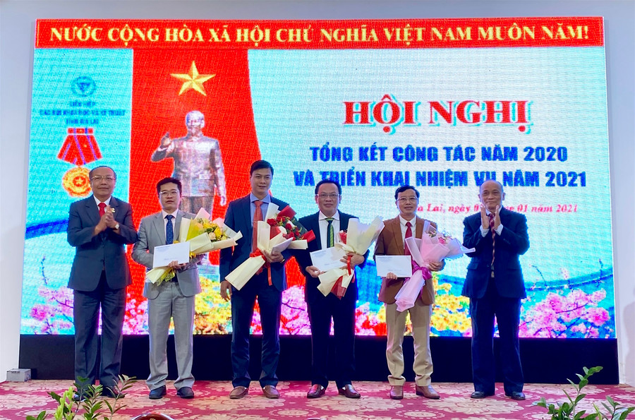 Tôn vinh 4 tân tiến sĩ tại hội nghị. Ảnh: Mộc Trà Tôn vinh 4 tân Tiến sĩ tại hội nghị. Ảnh: Mộc Trà