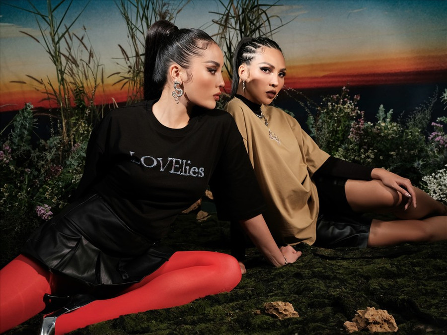 Bên cạnh đó, phom dáng đơn giản của những chiếc áo thun cũng được xử lý khéo léo giúp dễ dàng kết hợp với nhiều trang phục, phụ kiện khác nhau.