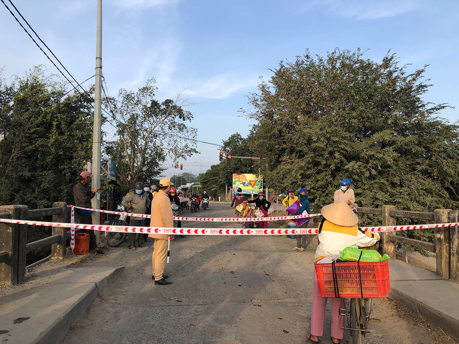  Các lực lượng chốt chặn kiểm soát dịch bệnh tại khu vực Cầu Bến Mộng, thị xã Ayun Pa. Ảnh: Như Nguyện